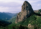 La Gomera, Roque Agando (1220 m) zählt zur Gruppe der Roques und ist ein ehemaliger Vulcanschlot. : Felsen. Tal